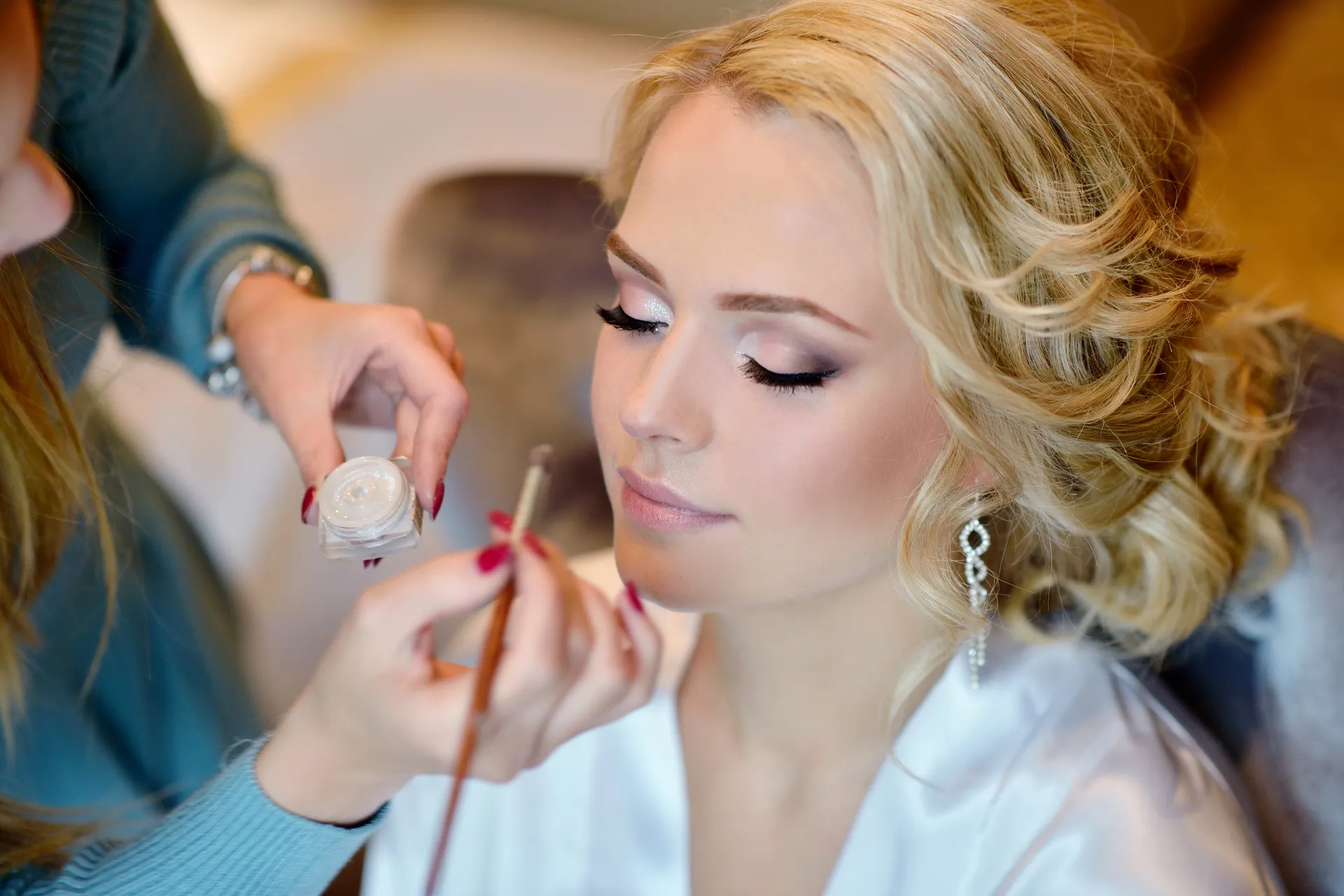 wedding-makeup-artist-making-a-make-up-for-bride-2024-09-21-23-55-50-utc