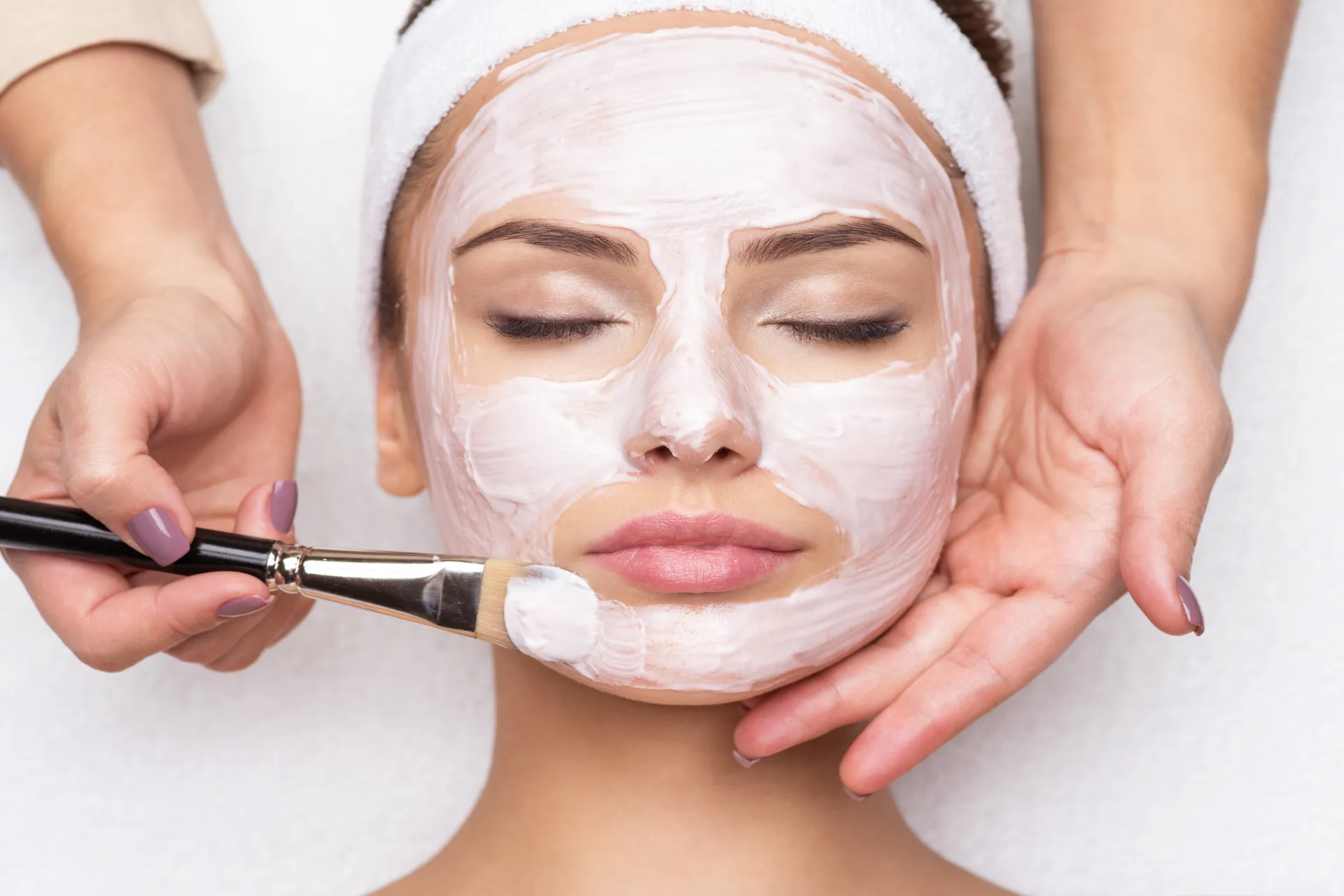 woman-receiving-facial-mask-at-beauty-salon-2023-11-27-05-17-03-utc