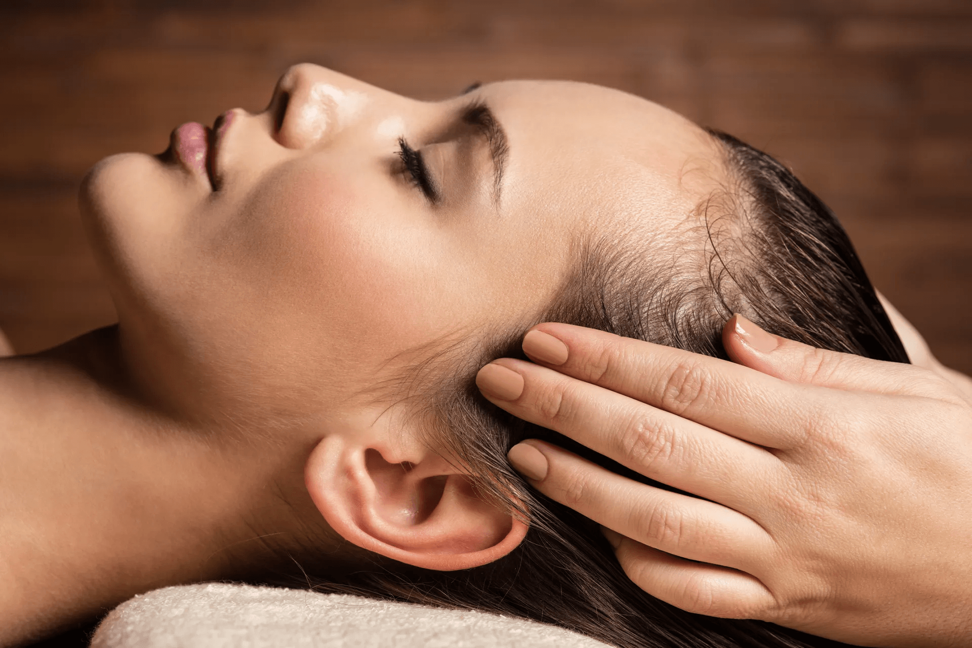 masseur-doing-massage-the-head-and-hair-for-an-wom-2024-11-27-17-39-00-utc--